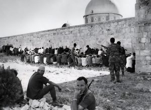 سربازان اسرائیلی، فلسطینیان را در محوطه مسجدالاقصی به اسارت گرفتهاند. ۱۹۶۷