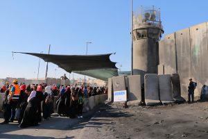 فلسطینیها برای ورود به مسجدالاقصی در ماه رمضان، وارد ایست بازرسی شدهاند. ۲۰۱۶